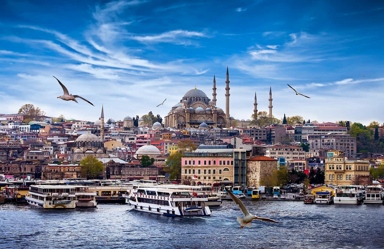 How Bosphorus Cruise Connects the Echoes of Three Empires to Modern Istanbul