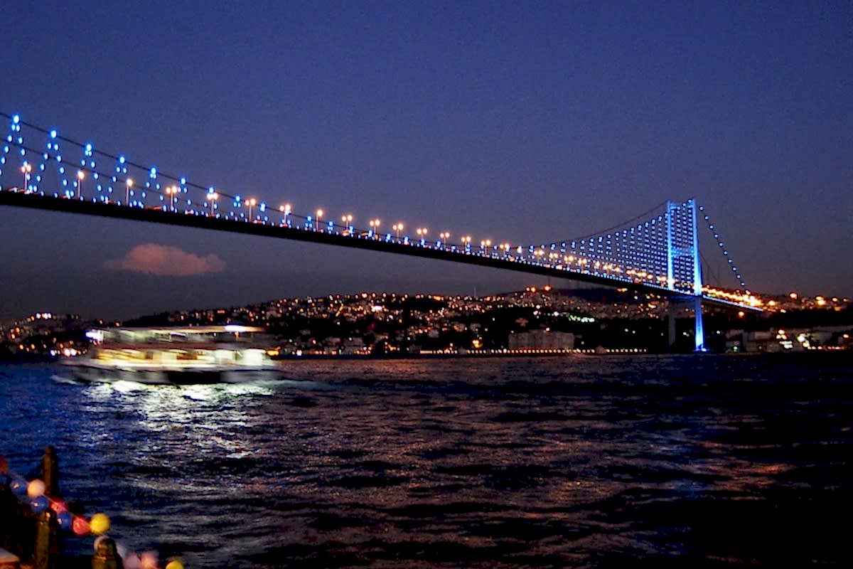  Experience the Magic of the Bosphorus with 70s and 80s Themed Entertainment Tours