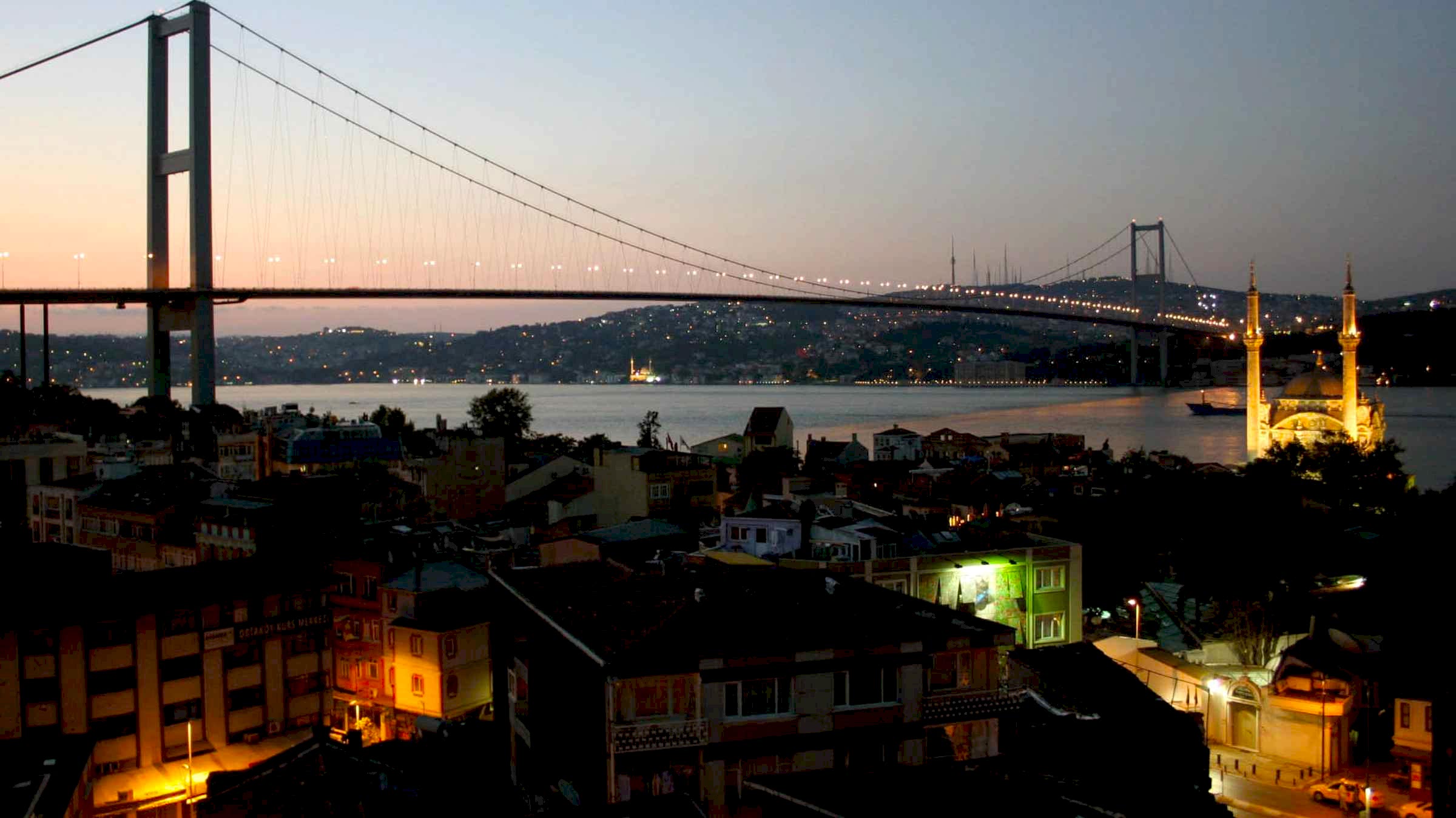 Is Bosphorus cruise better at night or day?