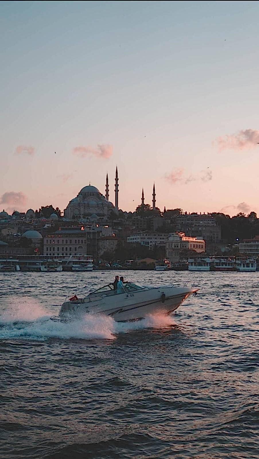LUXURY YACHT TOUR ALONG THE BOSPHORUS