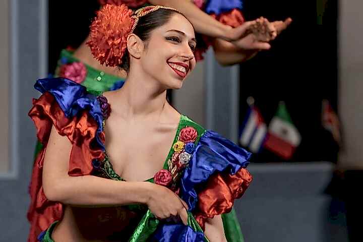 BOSPHORUS DINNER CRUISE WITH BIRTHDAY CAKE AND SONG - BEST TABLE