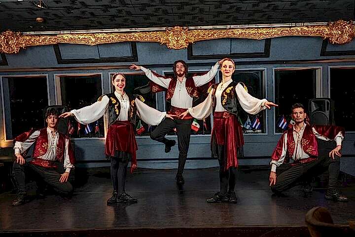 BOSPHORUS DINNER CRUISE WITH BIRTHDAY CAKE AND SONG - BEST TABLE