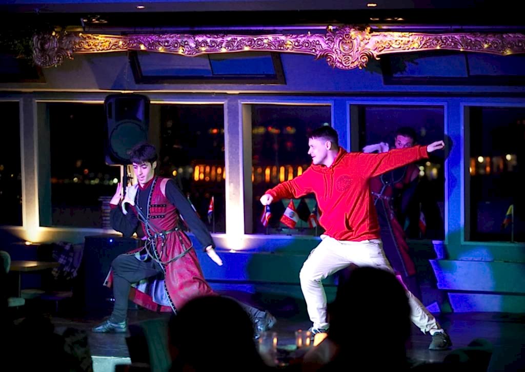 Bosphorus Dinner Cruise - ( Unlimited Non Alcoholic Drinks + Dinner + Turkish Shows + Meeting Point)- Private Close to Show Table