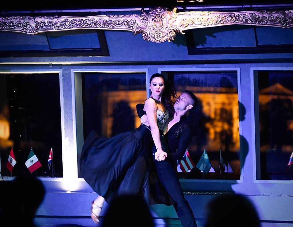 Bosphorus Dinner Cruise - ( Unlimited Non Alcoholic Drinks + Dinner + Turkish Shows + Meeting Point)- Private Close to Show Table