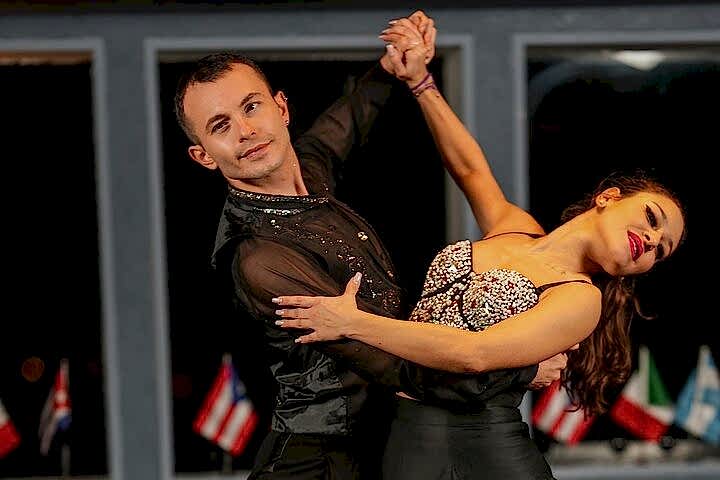 Bosphorus Dinner Cruise - VIP Front of Show Table ( Unlimited Soft Drink + Dinner + Turkish Show + Meeting Point)