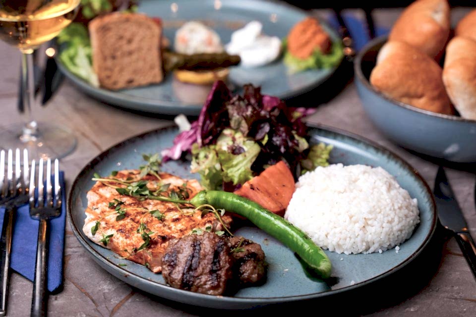 Bosphorus Dinner Cruise - VIP Front Table ( Unlimited Soft Drinks & Local Alcohol + Dinner + Turkish Show + Meeting Point)