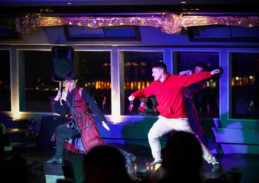 Bosphorus Dinner Cruise - VIP Front Table ( Unlimited Soft Drinks & Local Alcohol + Dinner + Turkish Show + Meeting Point)