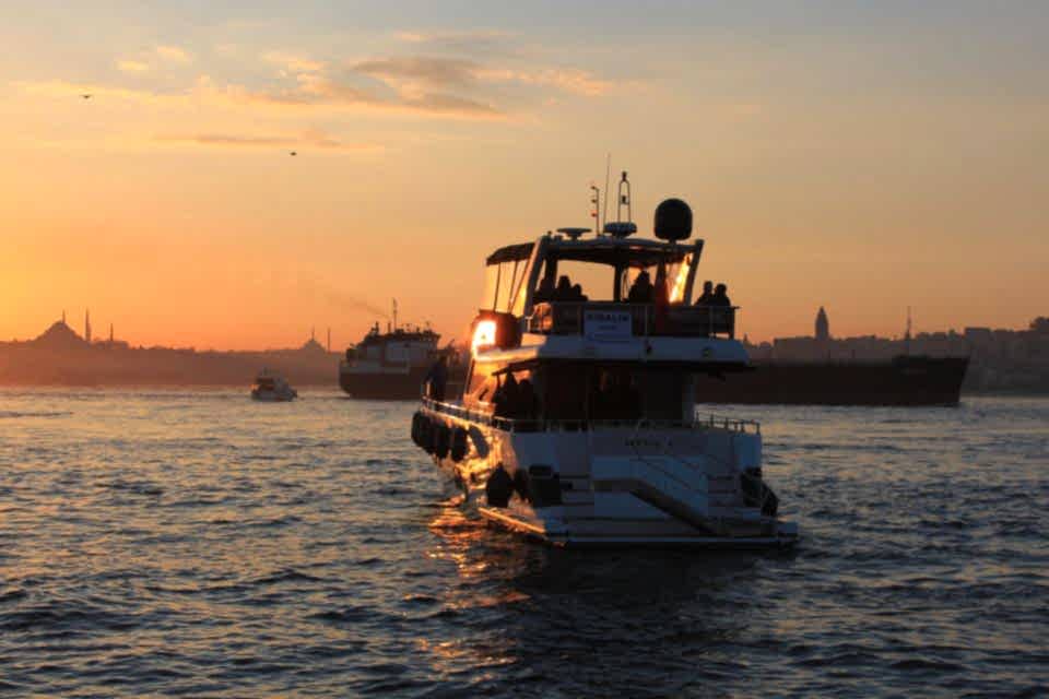 BEST BOSPHORUS Sunset Sail- Luxury Yacht Cruise - With Hotel Transfer & PROFESSIONAL GUIDE 