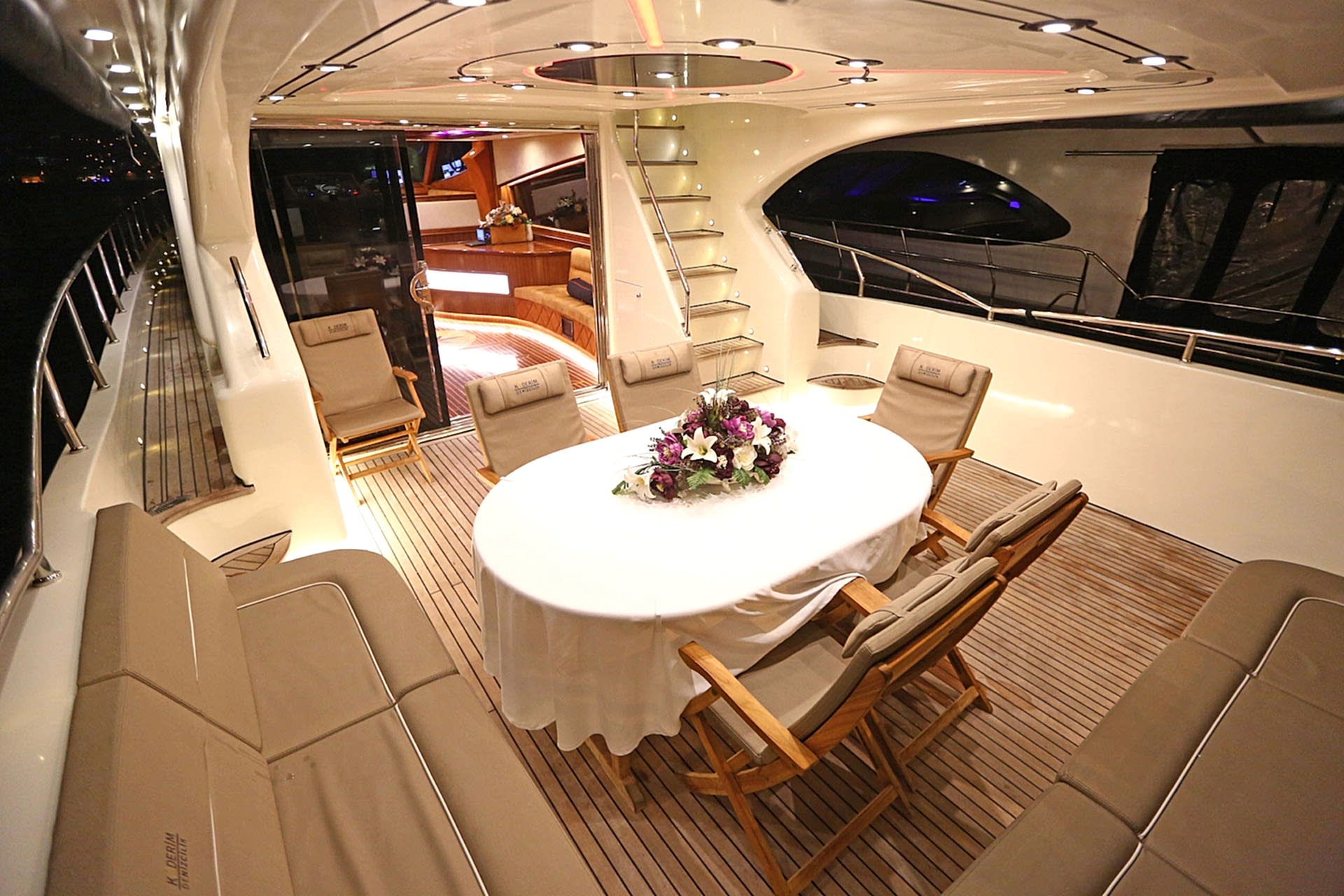 LUXURIOUS PRIVATE YACHT 