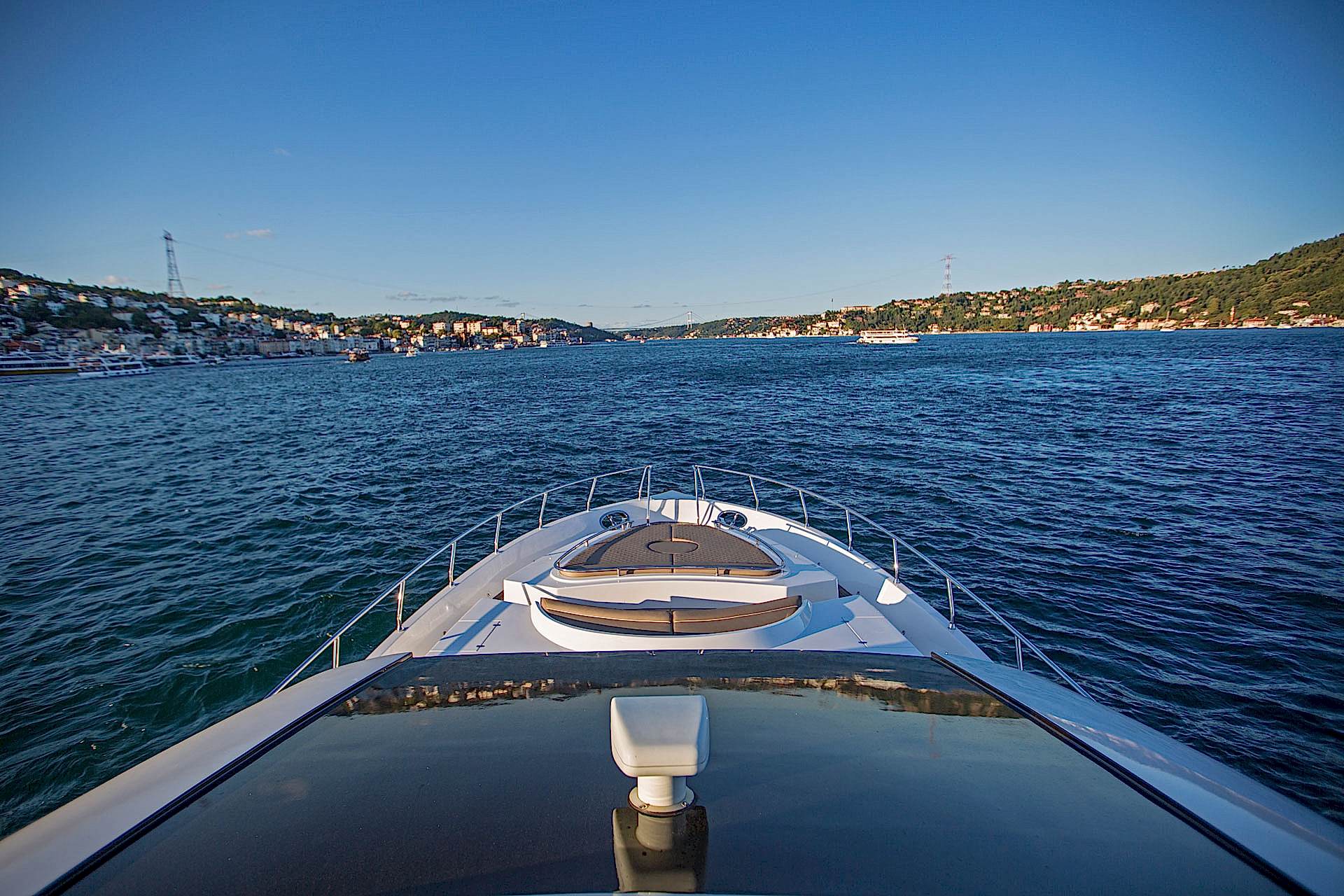 LUXURIOUS PRIVATE YACHT 