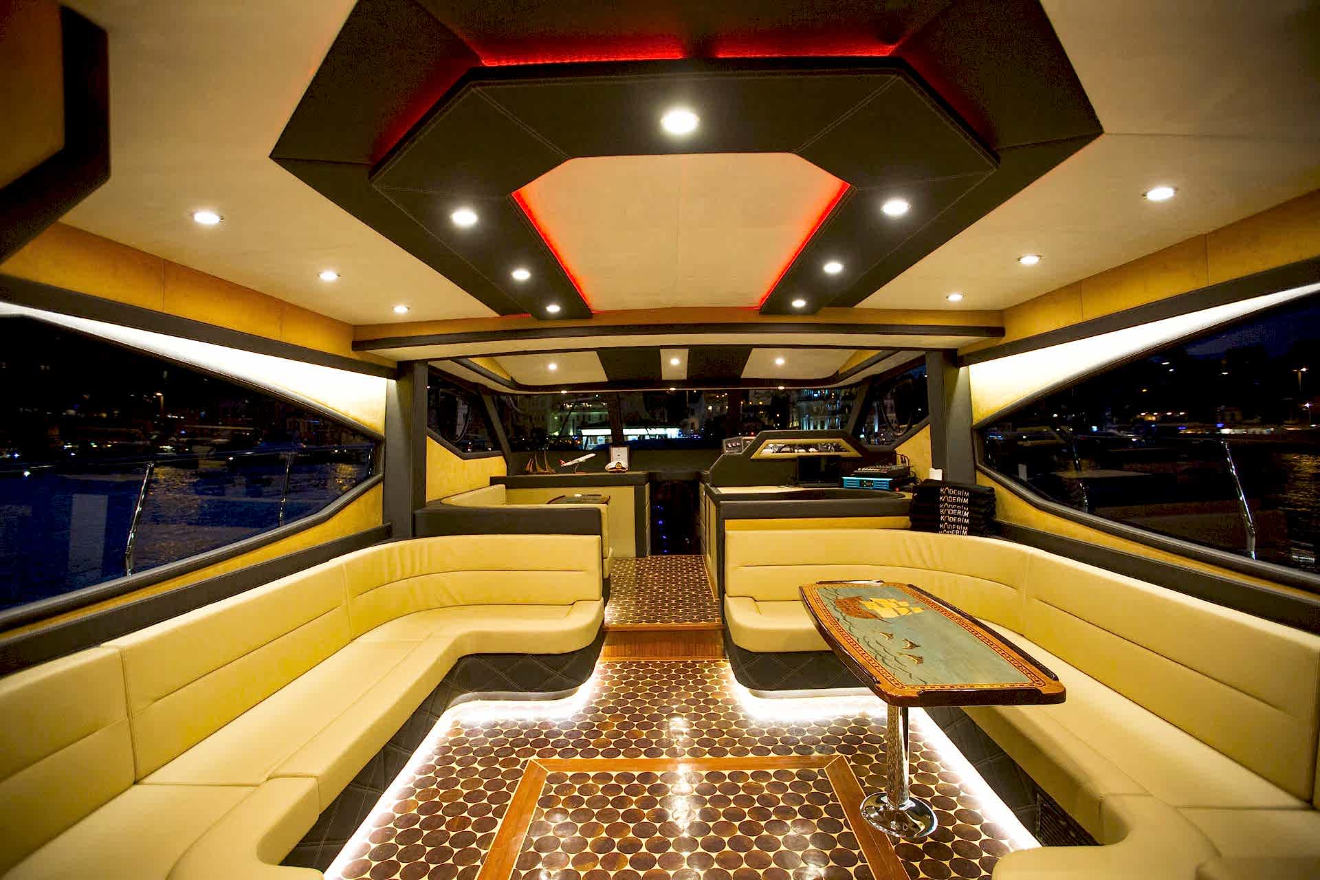 LUXURIOUS PRIVATE YACHT 