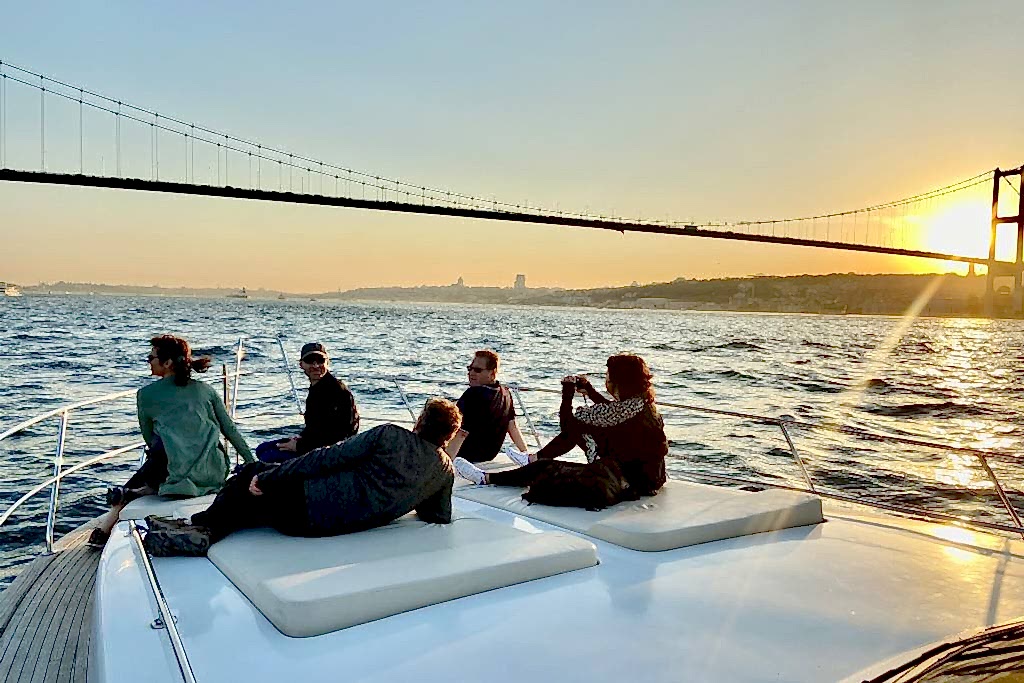 LUXURY YACHT TOUR ALONG THE BOSPHORUS