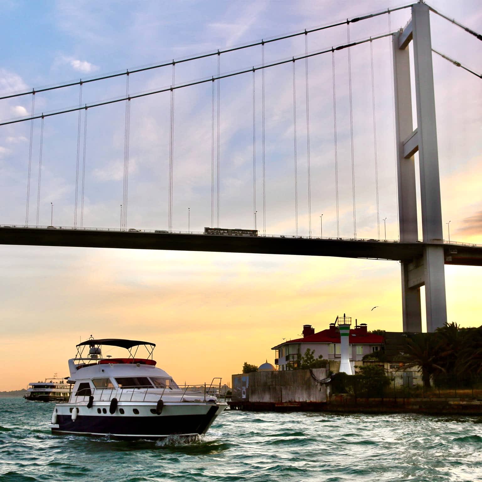 LUXURY YACHT TOUR ALONG THE BOSPHORUS