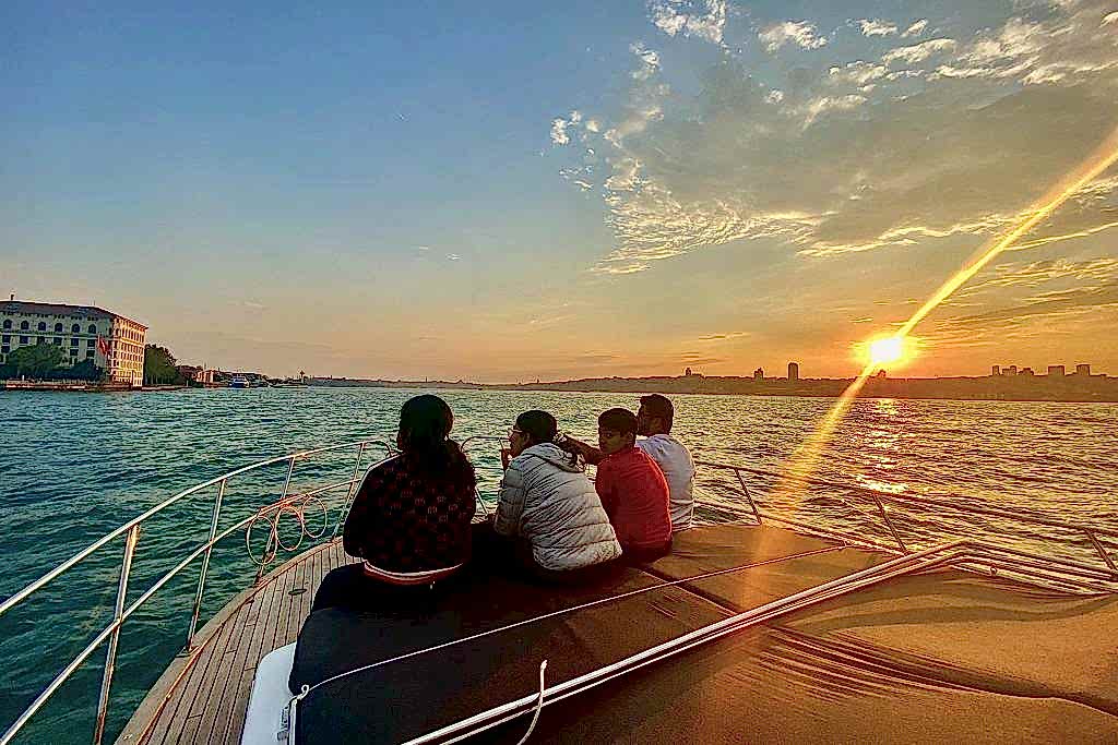 LUXURY YACHT TOUR ALONG THE BOSPHORUS