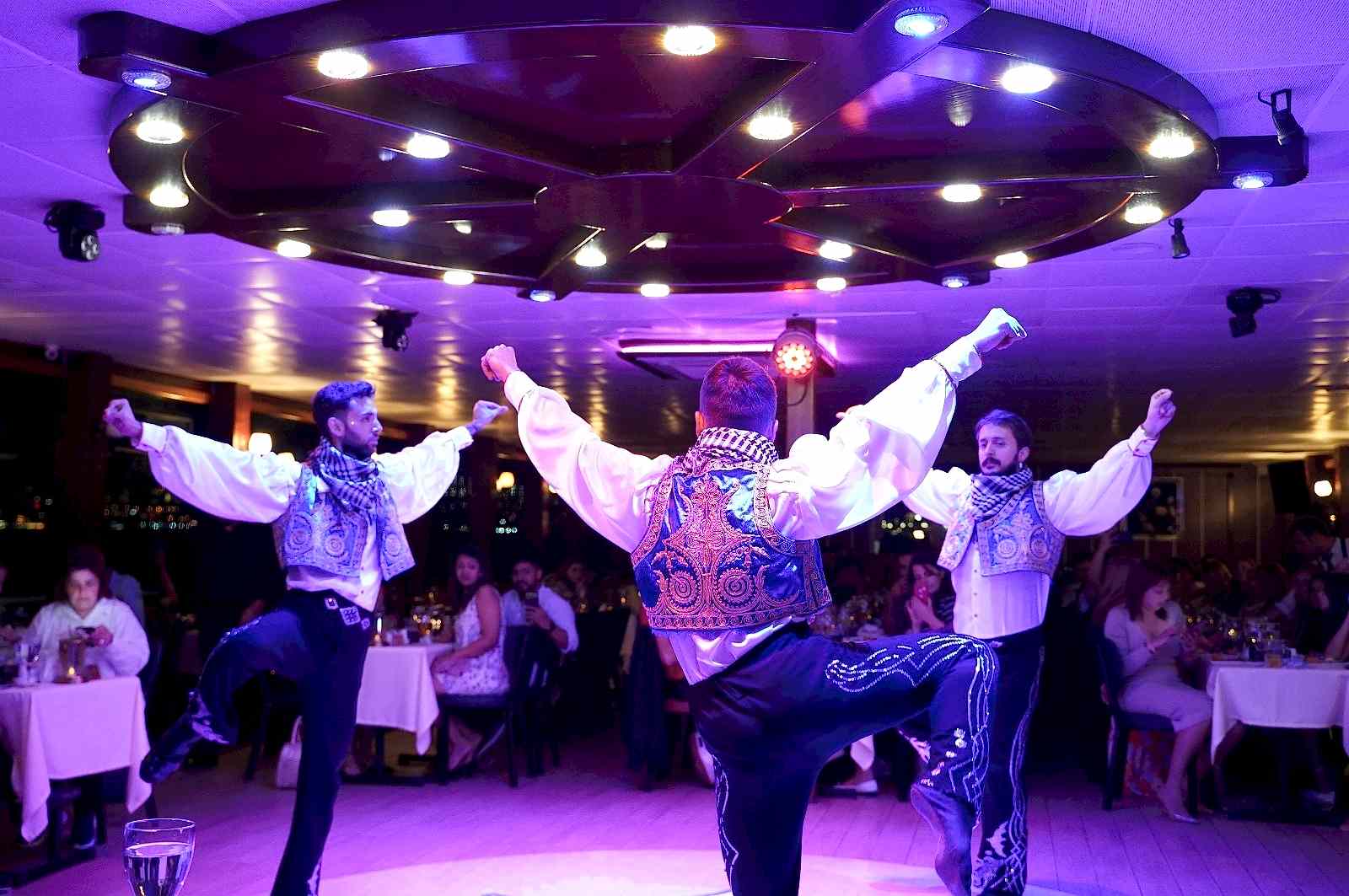 PRIVATE VIP TABLE BY THE WINDOW SIDE WITHOUT PICKUP AND WITH ALCOHOL